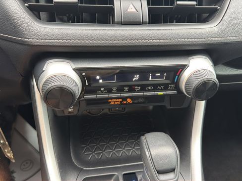 Used 2020 Toyota RAV4 LE FWD image 26