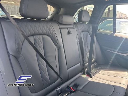Used 2025 BMW X5 xDrive50e AWD/4WD image 13