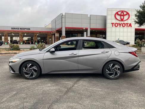 Used 2025 Hyundai Elantra Limited FWD image 7