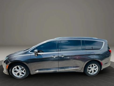 Used 2018 Chrysler Pacifica Touring-L Plus FWD image 2