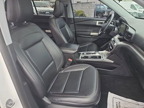 Used 2022 Ford Explorer XLT w/ Equipment Group 202A image 10