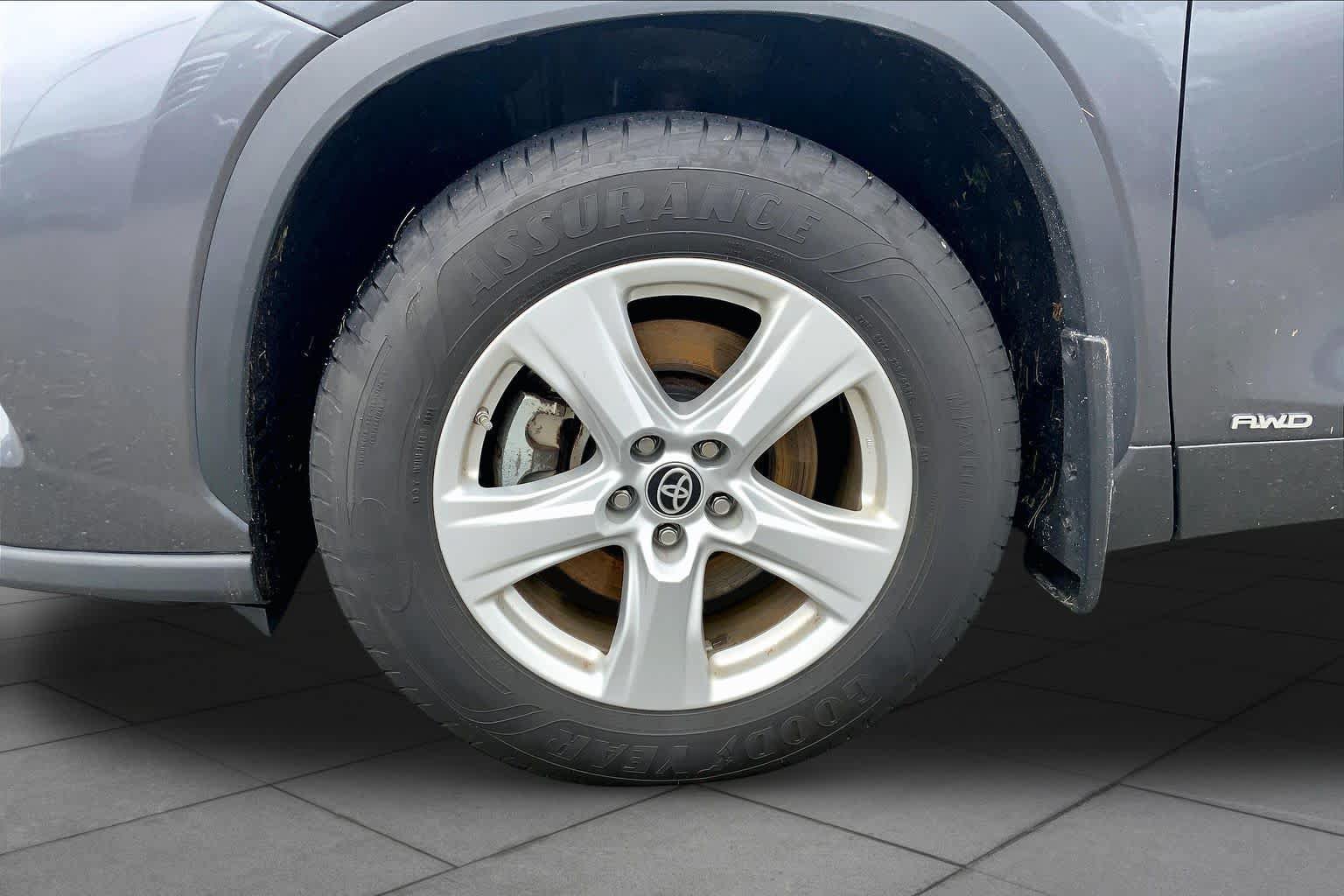 Used 2022 Toyota Highlander LE AWD/4WD image 11