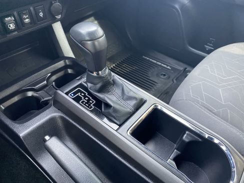 Used 2018 Toyota Tacoma TRD Sport AWD/4WD image 19