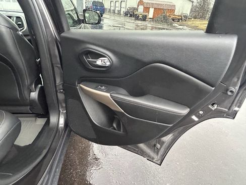 Used 2017 Jeep Cherokee Limited image 16