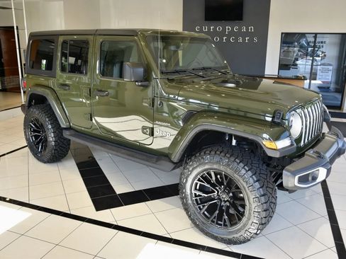 Used 2023 Jeep Wrangler Unlimited Sahara w/ Cold Weather Group AWD/4WD image 7