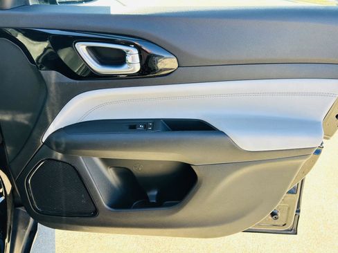 Used 2023 Jeep Compass Limited image 29