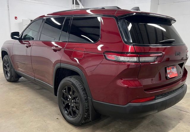 Used 2025 Jeep Grand Cherokee L Altitude RWD image 4