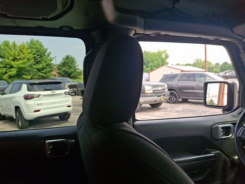 Used 2021 Jeep Gladiator Sport image 14