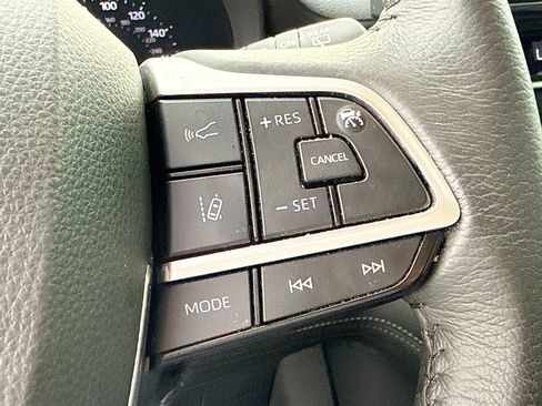 Used 2025 Toyota Sienna XLE FWD image 38