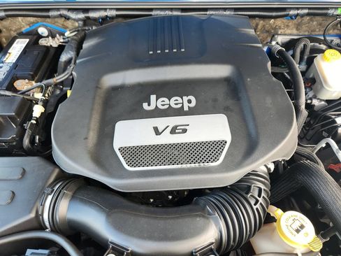 Used 2015 Jeep Wrangler Unlimited Sahara AWD/4WD image 34