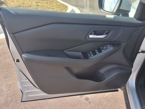 Used 2024 Nissan Rogue SV image 4