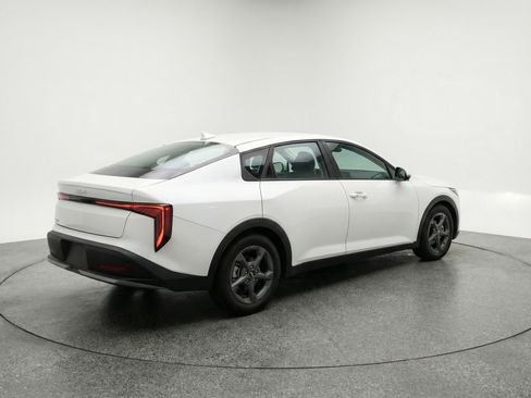 Used 2025 Kia K4 LXS image 6