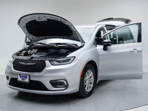 Used 2024 Chrysler Pacifica Touring-L image 19