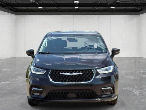 Used 2023 Chrysler Pacifica Touring-L FWD image 8