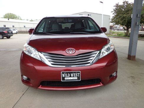 Used 2015 Toyota Sienna XLE w/ XLE Navigation Package FWD image 2