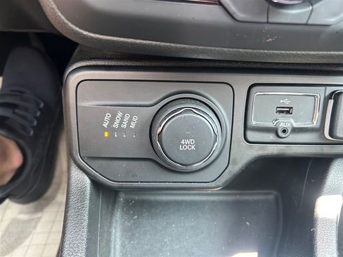 Used 2018 Jeep Renegade Limited w/ UConnect 8.4 Nav Group AWD/4WD image 24