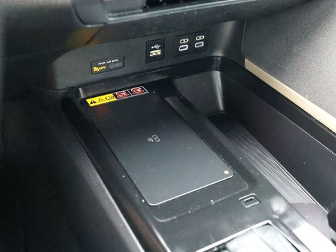 Used 2025 Toyota Camry LE AWD/4WD image 4