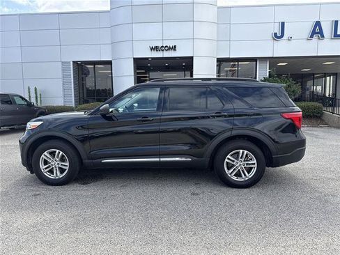 Certified 2022 Ford Explorer XLT AWD/4WD image 2