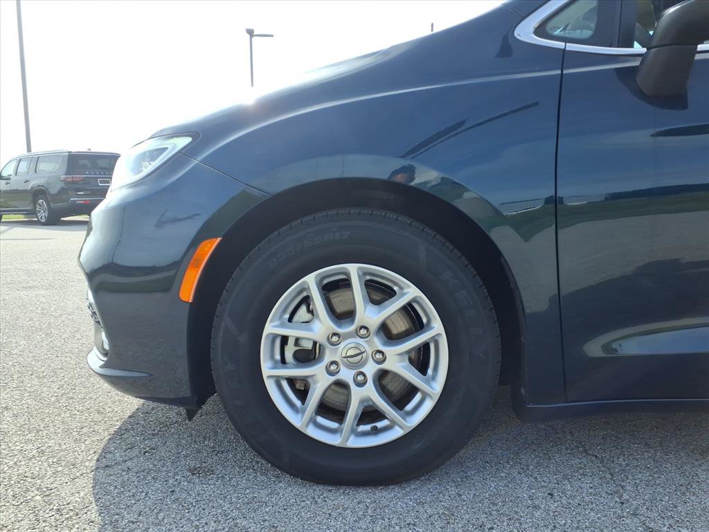 Used 2023 Chrysler Pacifica Touring-L FWD image 5