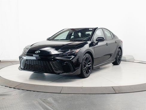 Used 2025 Toyota Camry SE FWD image 3