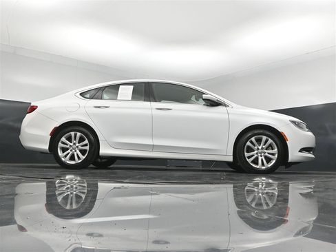 Used 2017 Chrysler 200 Limited Platinum w/ Comfort & Convenience Group FWD image 30