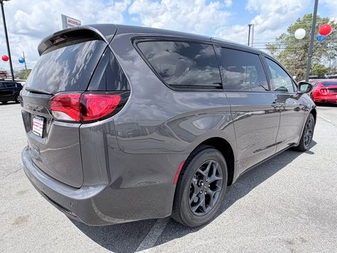 Used 2020 Chrysler Pacifica Touring w/ S Appearance Package image 6
