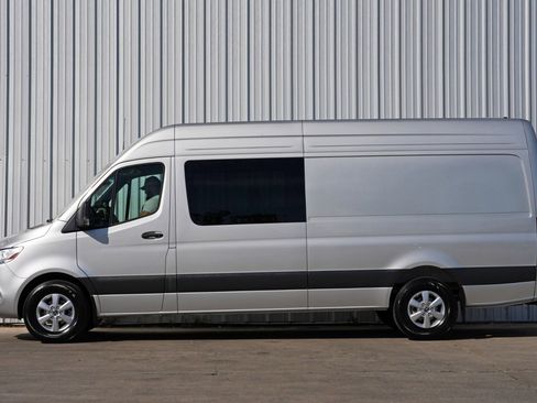 Used 2024 Mercedes-Benz Sprinter 2500 image 9