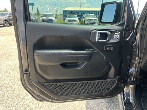 Used 2025 Jeep Wrangler Unlimited Rubicon AWD/4WD image 11