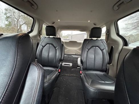 Used 2019 Chrysler Pacifica Touring-L image 26