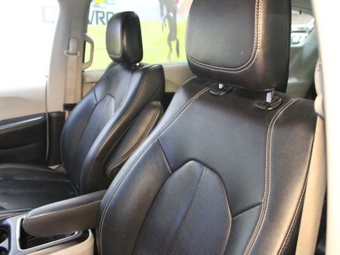 Used 2022 Chrysler Pacifica Touring-L FWD image 19