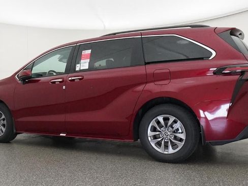 New 2026 Toyota Sienna XLE FWD image 20