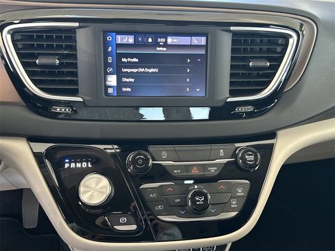 Used 2022 Chrysler Voyager LX image 24