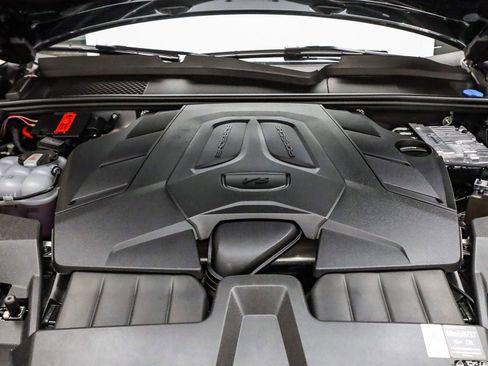 Used 2025 Porsche Cayenne image 31