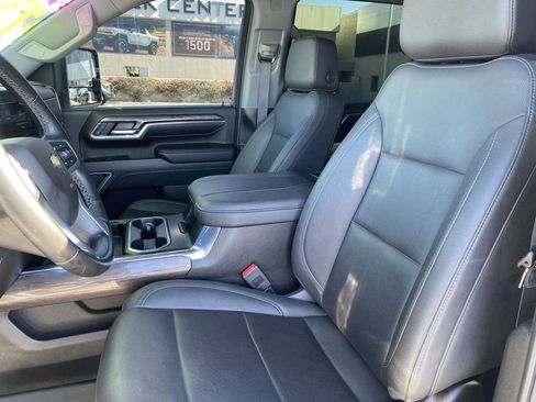 Used 2024 Chevrolet Silverado 2500 LTZ w/ LTZ Convenience Package image 19