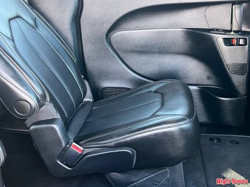Used 2025 Chrysler Pacifica Select FWD image 14