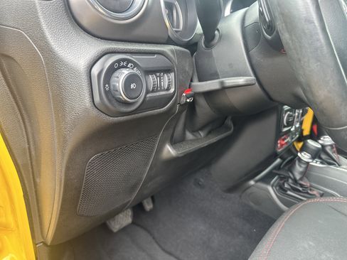 Used 2019 Jeep Wrangler Unlimited Rubicon w/ Cold Weather Group AWD/4WD image 35