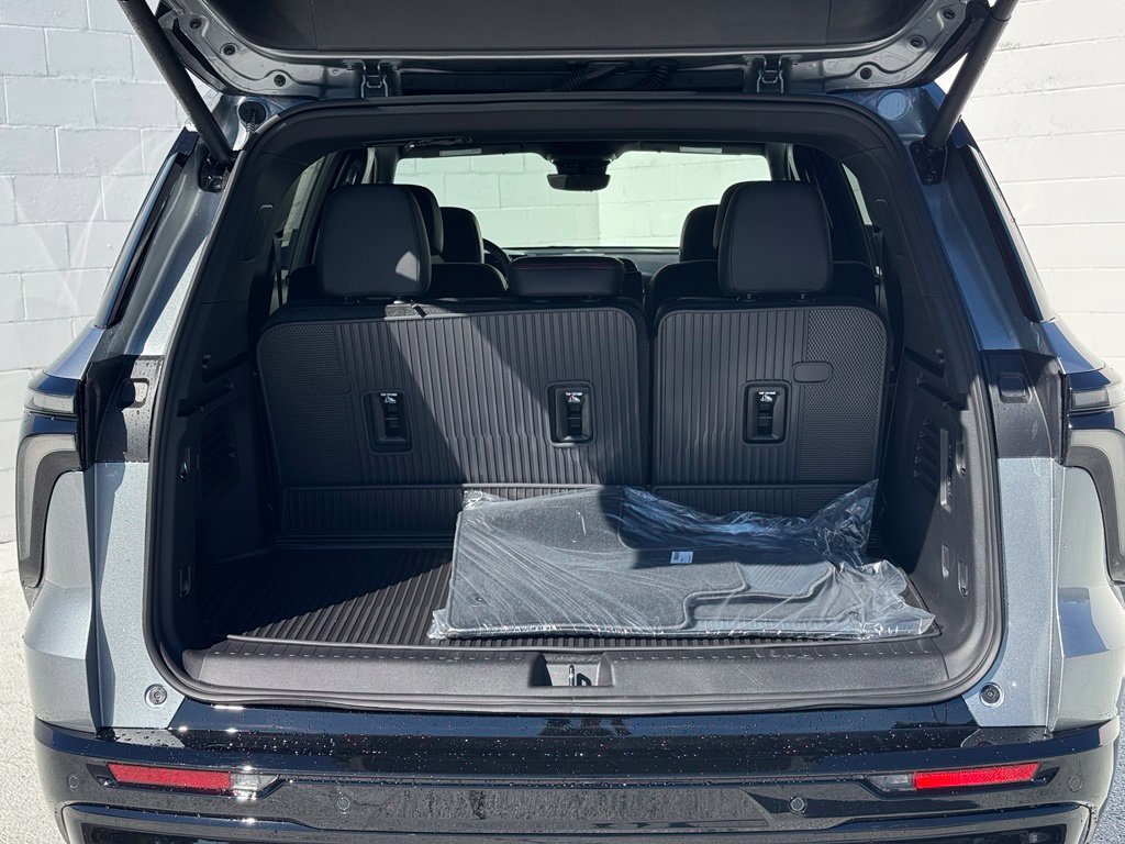 New 2027 Chevrolet Traverse RS w/ LPO, Floor Liner Package FWD image 15