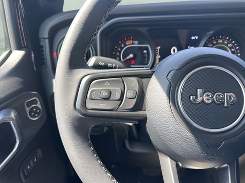 Used 2025 Jeep Wrangler Unlimited Rubicon w/ Convenience Group image 13