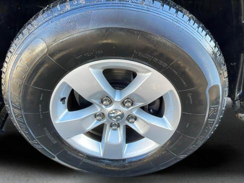 Used 2014 RAM 1500 4x4 Crew Cab w/ Exterior Appearance Group image 19