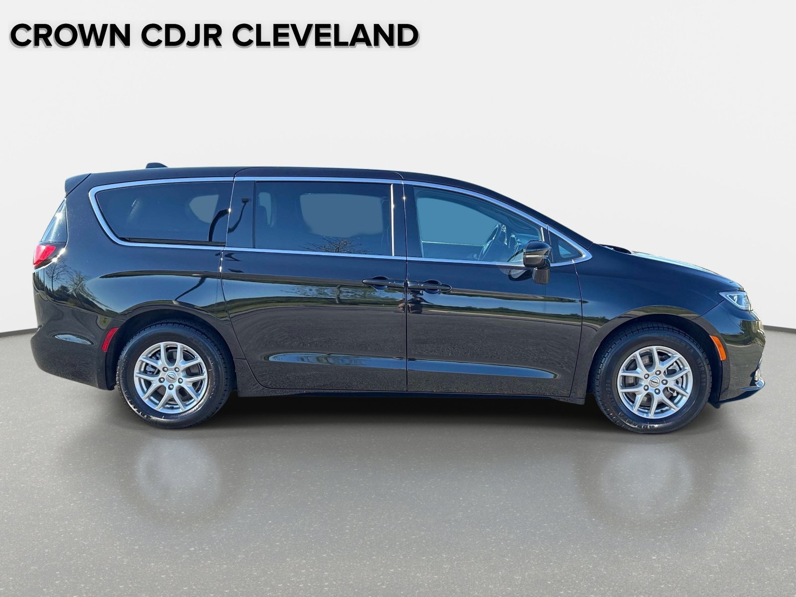 Used 2025 Chrysler Pacifica Select FWD image 3