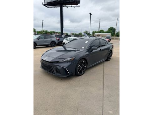 Used 2025 Toyota Camry SE FWD image 7