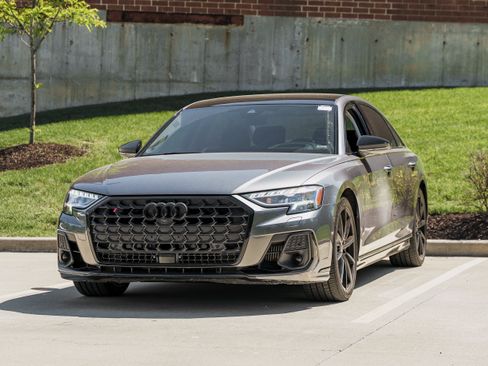 Used 2022 Audi S8 AWD/4WD image 7