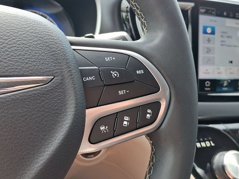 Used 2023 Chrysler Pacifica Touring-L FWD image 22