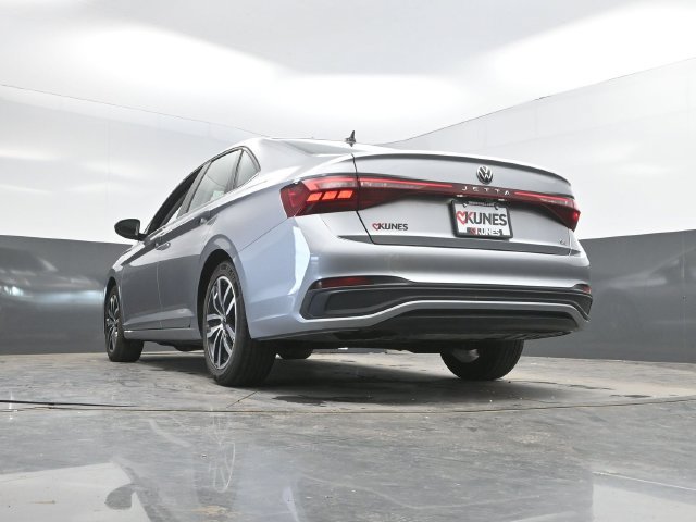 Used 2025 Volkswagen Jetta SE FWD image 49