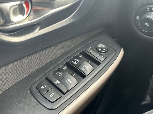 Certified 2017 Jeep Cherokee Latitude w/ Comfort/Convenience Group image 30