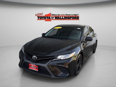 Used 2020 Toyota Camry SE FWD image 1