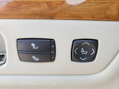 Used 2010 Cadillac DTS Platinum image 25