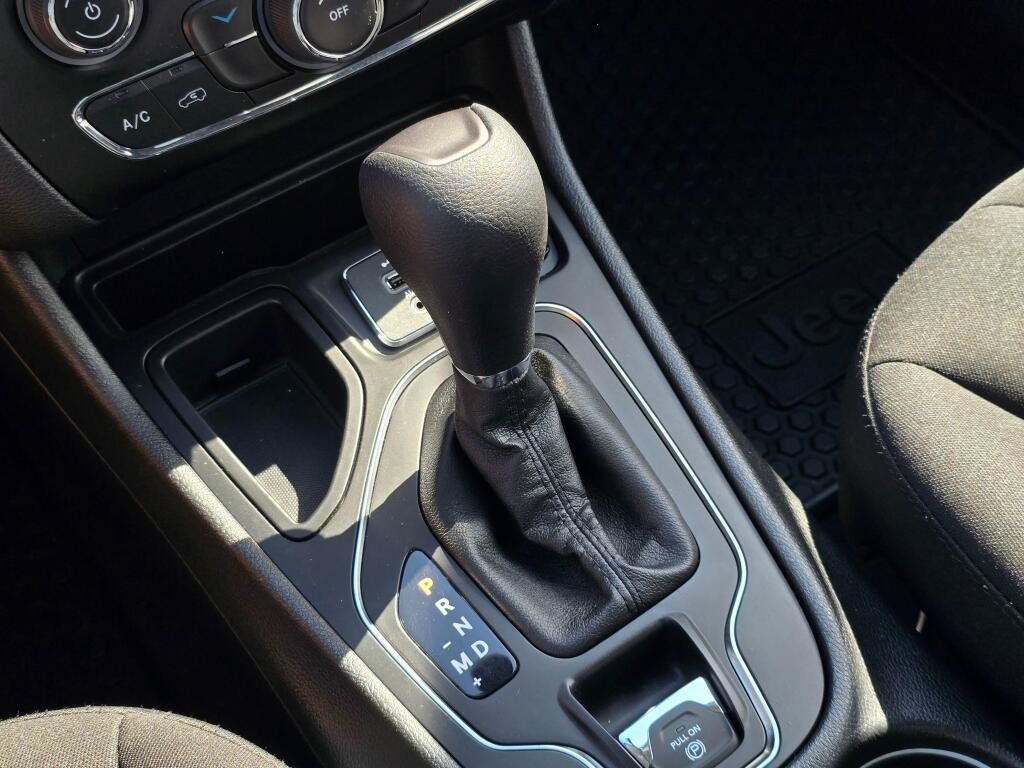 Used 2019 Jeep Cherokee Latitude w/ Cold Weather Group FWD image 25