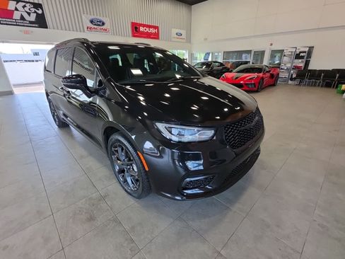 Used 2021 Chrysler Pacifica Limited AWD/4WD image 4