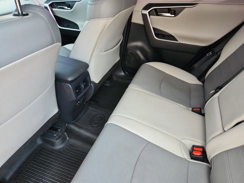 Used 2021 Toyota RAV4 Limited image 10